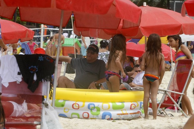Dennis Carvalho vai à praia do Leblon, no Rio (Foto: Edson Teófilo e Gil Rodrigues/Photo Rio News)