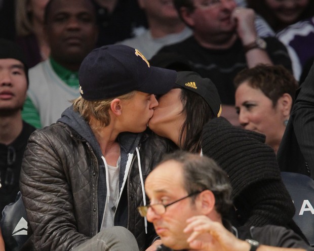 Vanessa Hudgens e o namorado Austin Butler nos jogo dos Lakers (Foto: Getty Images)