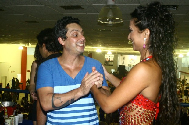 Alexandre Nero e a rainha de bateria da União da Ilha, Bruna Bruno (Foto: Marcos Porto / Photo Rio News)