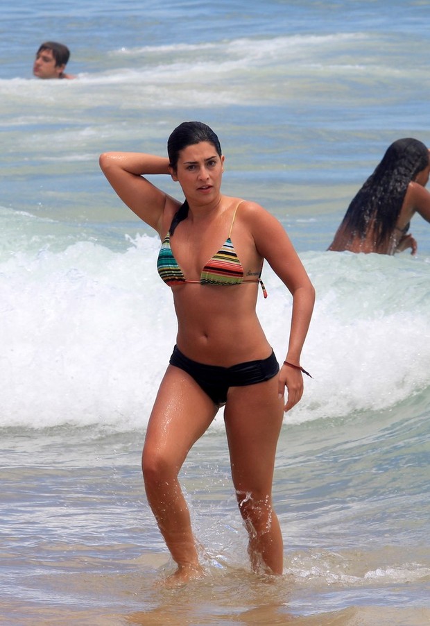 Fernanda Paes Leme na praia do Leblon no Rio de Janeiro (Foto: Wallace Barborsa/ Ag.News)