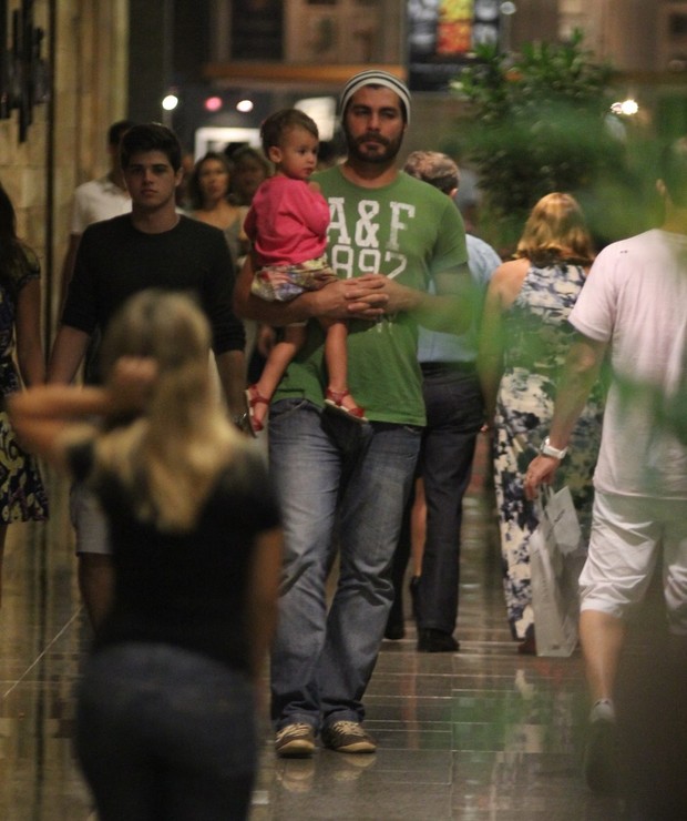 Thiago Lacerda com a filha, Cora, em shopping carioca (Foto: Marcus Pavão / Ag. News)