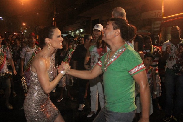 Ana Furtado e David Brazil no ensaio de rua da Grande Rio em Duque de Caxias, no Rio (Foto: Rodrigo dos Anjos/ Ag. News)