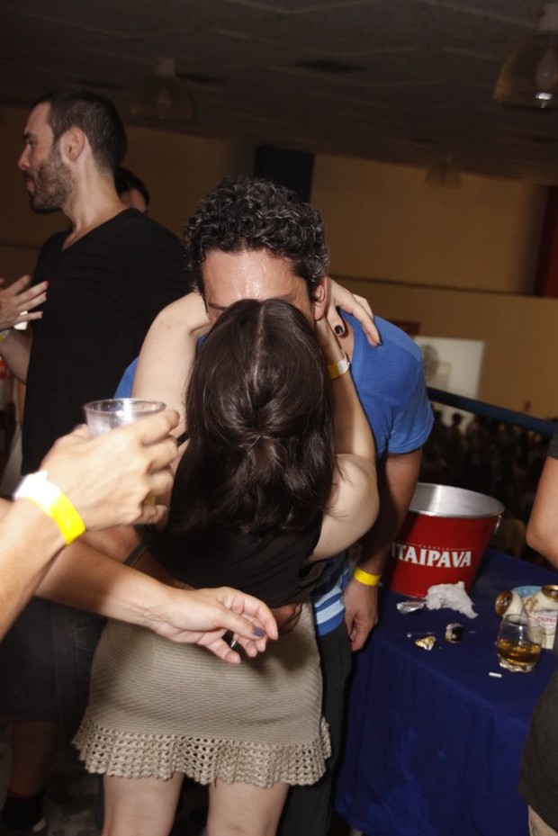 Alexandre Nero beija mulher na quadra da União da Ilha (Foto: Philippe Lima / Ag. News)