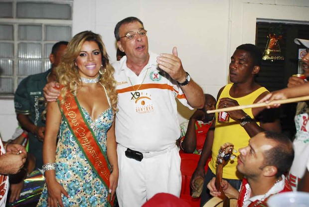 Rosana Ferreira, a Miss Bumbum, recebe faixa de musa da escola de samba X-9 Paulistana (Foto: Celso Akin / Ag. News)