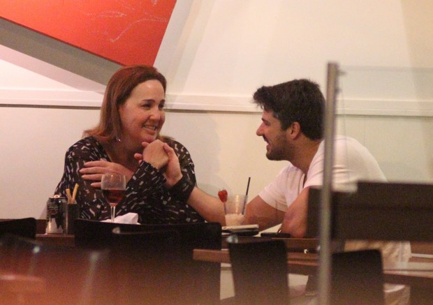 Claudia Jimenez com Leonardo Moça em restaurante no Leblon, Zona Sul do Rio (Foto: Fausto Candelária/ Ag. News)