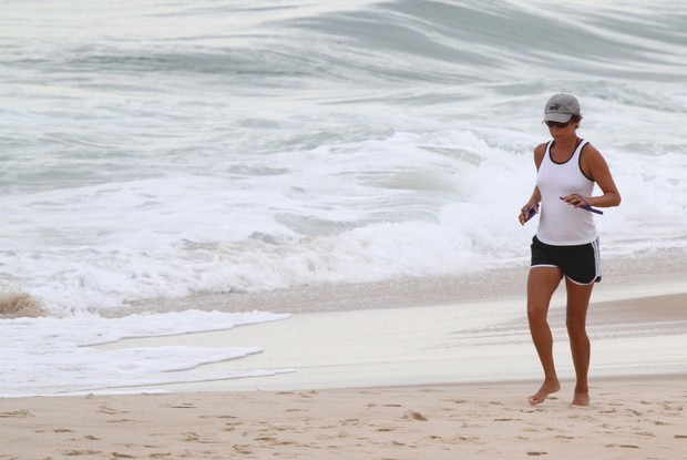Andrea Beltrao corre na praia no Rio (Foto: Delson Silva/AgNews)