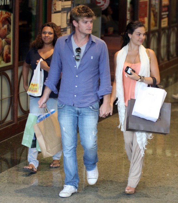 Isis Valverde passeia em shopping com o namorado (Foto: Marcus Pavão / AgNews)