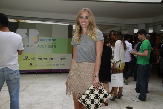 A jornalista Duda Maia no Fashion Business, com saia igual à de Flávia Sampaio (Foto: Isac Luz / EGO)