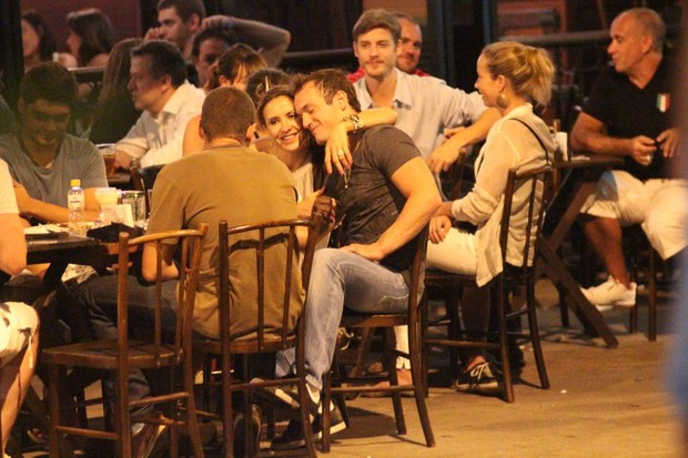 Maurren Maggi e Diego Hypolito jantam com amigos na Zona Sul do Rio (Foto: Fausto Candelária/ Ag. News)