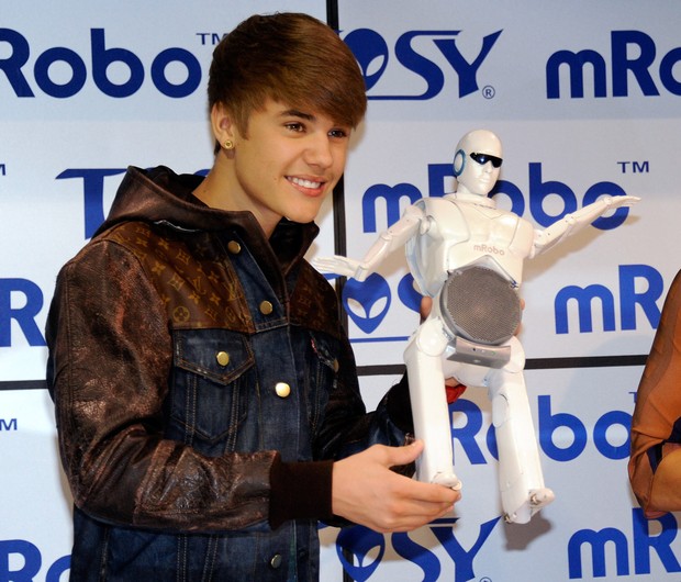 Justin Bieber com robô (Foto: AFP)