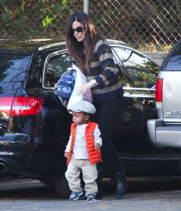 Sandra Bullock leva o filho Louis Bardo a escola em Los Angeles, nos Estados Unidos (Foto: Brainpix/ Agência)