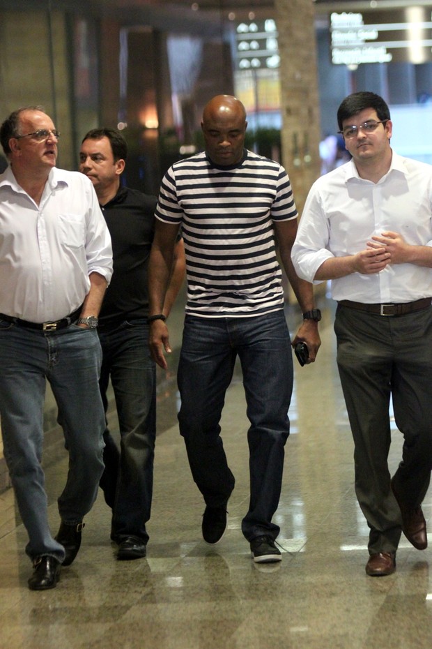 Anderson Silva passeia em shopping (Foto: Marcos Ferreira/Photo Rio News)