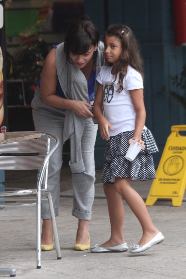 Suzana Pires passeia com a filha na Barra da Tijuca (Foto: Marcos Ferreira / Photo Rio News)