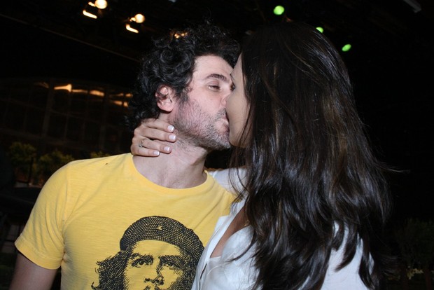 Eriberto Leão ganha beijo da mulher Andréa Leal após estreia de peça (Foto: Henrique Olivveira/ Photo Rio News)