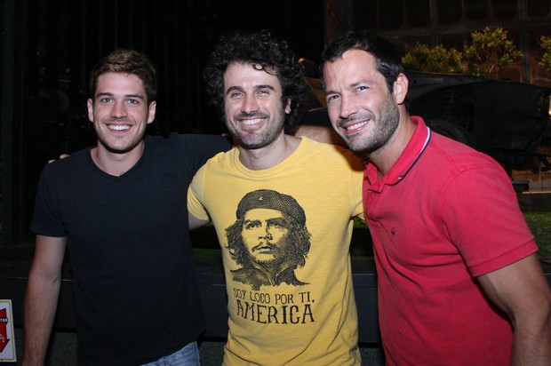 Marco Pigossi, Eriberto Leão e Malvino Salvador após estreia de peça no Rio (Foto: Henrique Olivveira/ Photo Rio News)