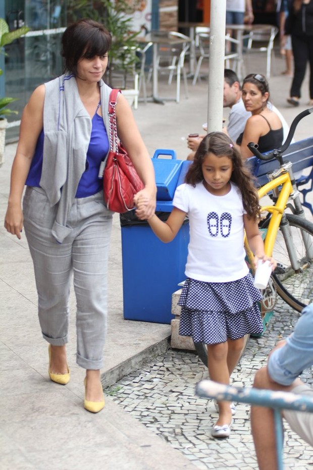 SUzana Pires passeia com a filha na Barra da Tijuca (Foto: Marcus Pavão / AgNews)