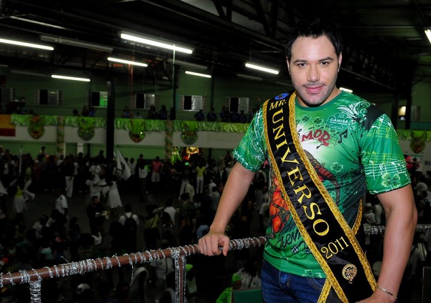 O Mister Mundial Universo no ensaio da Mancha Verde (Foto: Francisco Cepeda / AgNews)