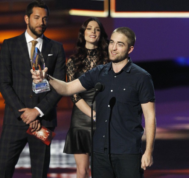 Robert Pattinson no 'People's Choice Awards' em Los Angeles, nos Estados Unidos (Foto: Reuters/ Agência)