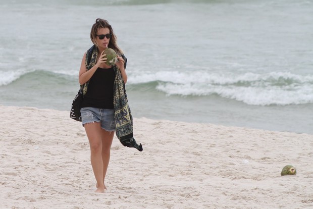 Juliana Didone deixa a praia (Foto: Dilson Silva/Agnews)