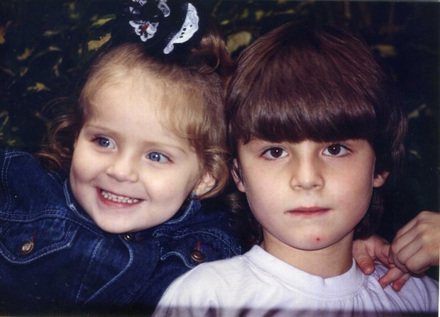 Renata com o irmão, Bruno, na infância (Foto: Arquivo Pessoal/Reprodução)