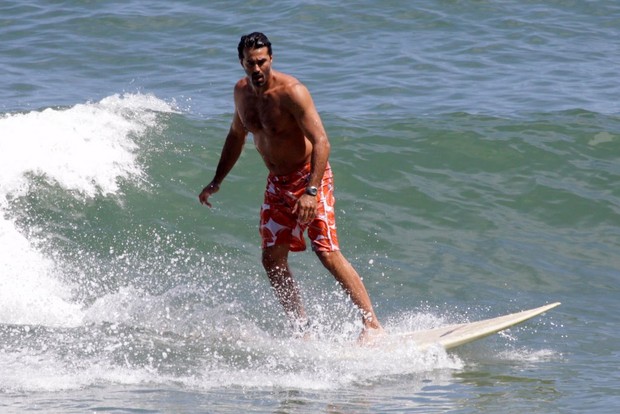 Luciano Szafir surfa na prainha, Zona Oeste do Rio (Foto: Adilson Lucas/Agnews)