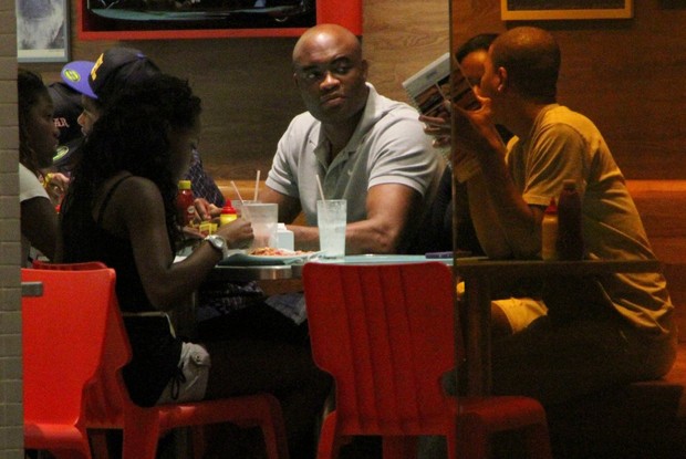 Anderson Silva janta com a família no Rio (Foto: Clayton Militão/ Photo Rio News)