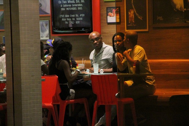 Anderson Silva janta com a família no Rio (Foto: Clayton Militão/ Photo Rio News)
