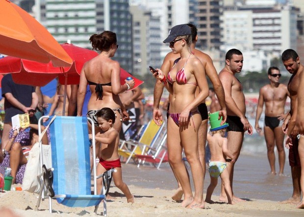 Fiorella Mattheis na praia com o sobrinho (Foto: André Freitas / AgNews)