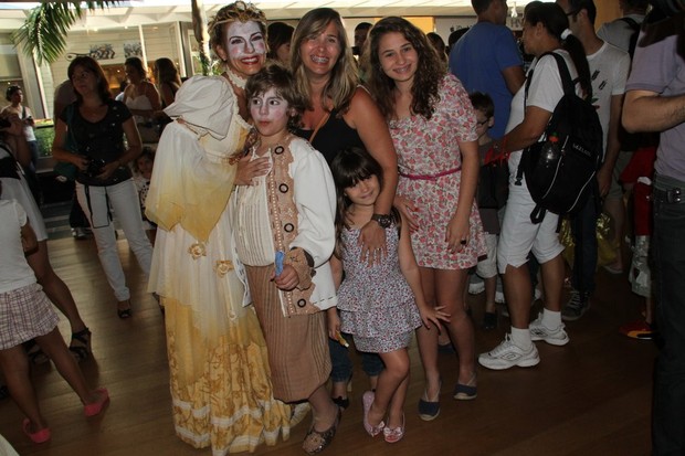 Andreia Sorvetão ao lado das filhas (Foto: Daniel Delmiro / Agnews)
