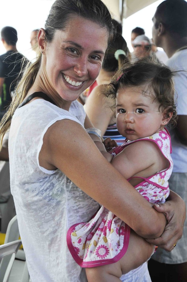 Dani Monteiro com a filha (Foto: Ari Kaye / Divulgacao)