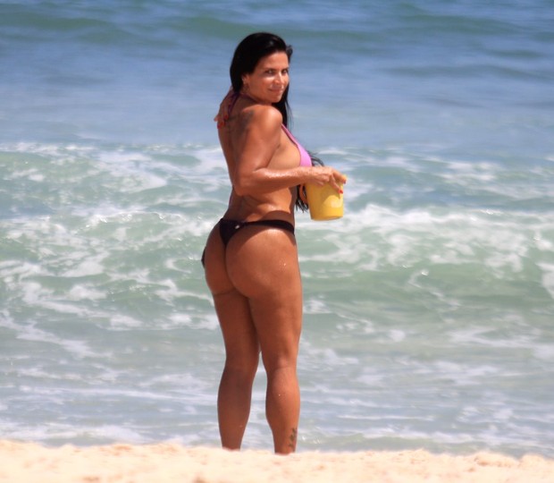 Solange Gomes toma banho de baldinho na praia (Foto: Ag.News/Rodrigo dos Anjos)