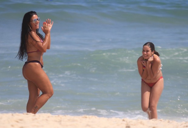 Solange Gomes toma banho de baldinho na praia (Foto: Ag.News/Rodrigo dos Anjos)
