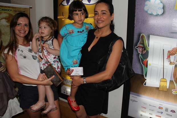  Viviane Victorette e Cássia Linhares com as filhas (Foto: Daniel Delmiro / Agnews)