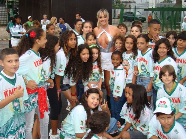 Depois, ela posa com as crianças da comunidade (Foto: Divulgação/imprensa Mancha Verde)