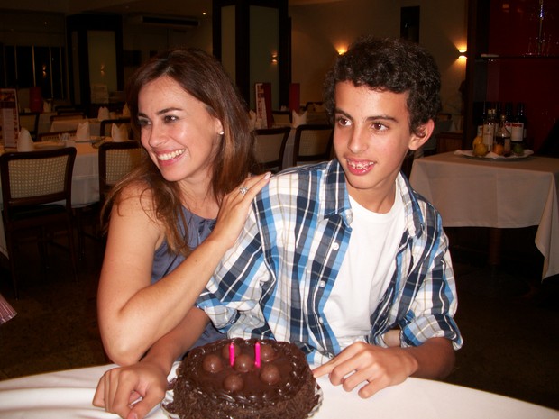 Daniela Escobar comemora seu aniversário com o filho André em churrascaria no Rio (Foto: Divulgação)