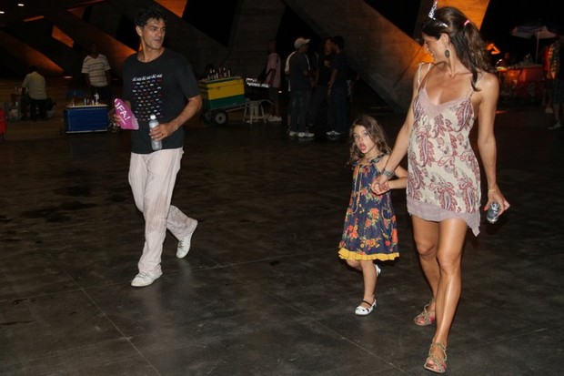 Eduardo Moscovis com a mulher Cynthia Howllet, grávida, e a filha do casal Manuela no 'Bailinho' no Rio (Foto: Anderson Borde/ Ag. News)