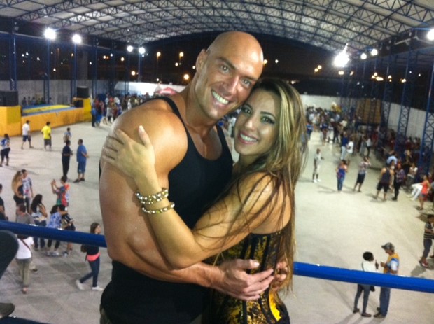 Ex-BBB Michelly com o namorado Carlos Tomaiolo na quadra da escola de samba Águia de Ouro em São Paulo (Foto: Divulgação)