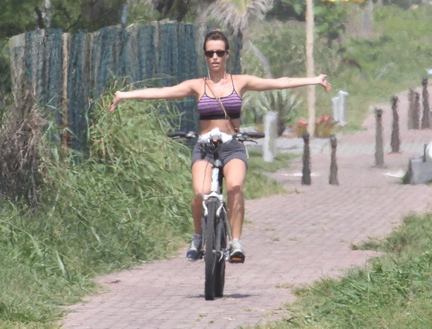 Juliana Didone passeia de bicicleta pela Reserva (Foto: Jeferson Ribeiro / AgNews)