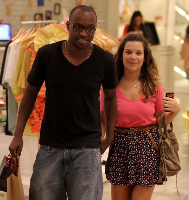 Thiaguinho e Fernanda Souza em shopping no Rio (Foto: Marcus Pavão/ Ag. News)