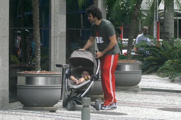 Eriberto Leão passeia com o filho pelo Leblon (Foto: Edson Teófilo / Photo Rio News)