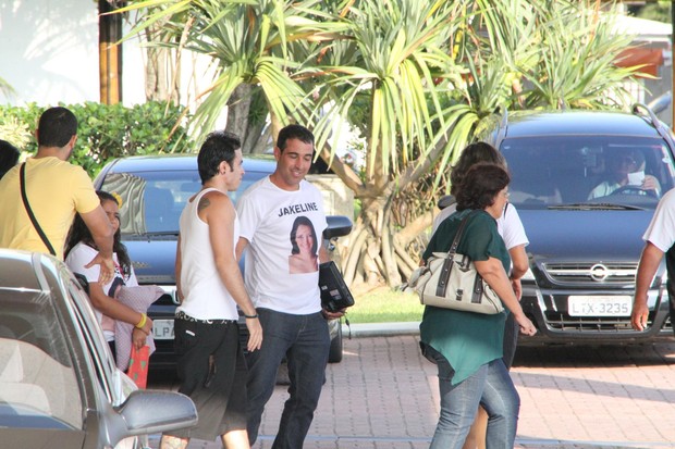 Familia de Jake do bbb 12 sai do Hotel na Barra (Foto: Clayton Militão / Photo Rio News)