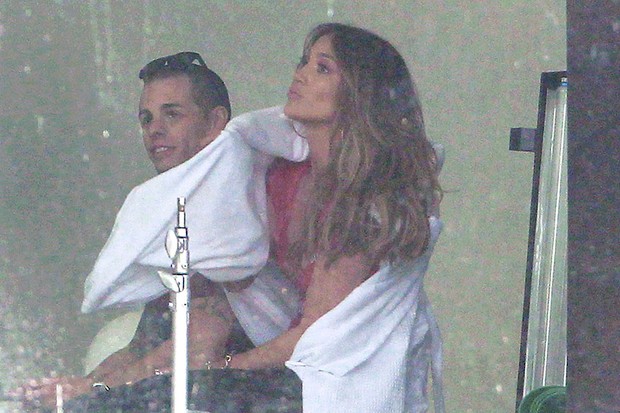 Jennifer Lopez com o namorado em set de novo vídeo (Foto: Honopix)