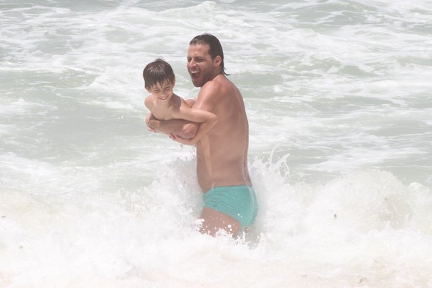 Henri Castelli na praia no RJ (Foto: Dilson Silva/AgNews)