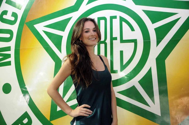 A Miss Brasil Priscila Machado no barracão da Mocidade (Foto: Paola Rhenius / Divulgação)