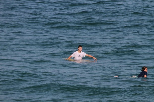 Rodrigo Hilbert surfa na Prainha, na Zona Oeste do Rio (Foto: Delson Silva/ Ag. News)