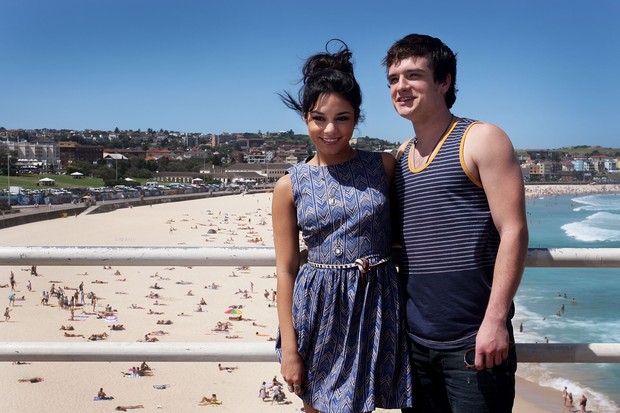 Vanessa Hudgens e Josh Hutcherson na praia de Bondi em Sidney, na Austrália (Foto: Getty Images/ Agência)