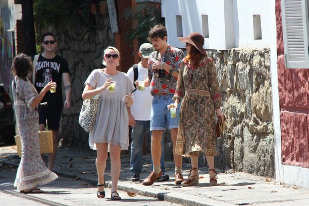 Membros da banda Florence and the Machine passeiam pelo Rio tomando caipirinha (Foto: Delson Silva e Gabriel Reis / AgNews)