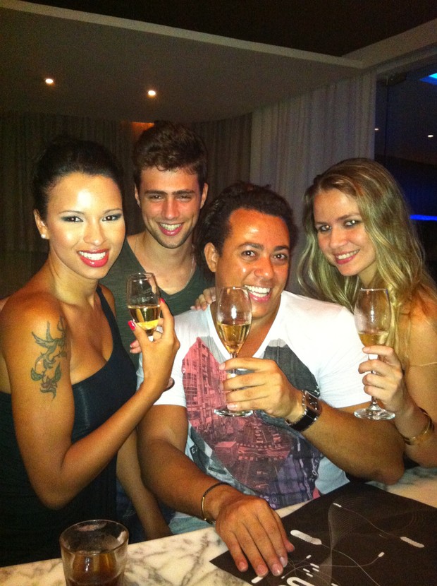 Ex-BBB Ariadna com amigos em restaurante no Rio (Foto: Reprodução)