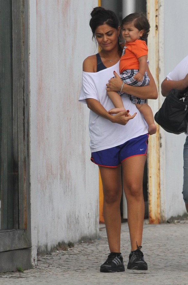 Juliana Paes vai com o filho a academia do Rio (Foto: Jeferson Ribeiro / AgNews)