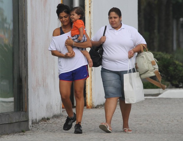 Juliana Paes vai com o filho a academia do Rio (Foto: Jeferson Ribeiro / AgNews)